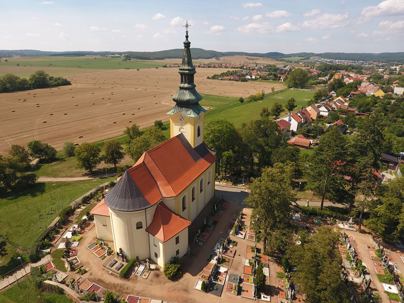 šikmý snímek hřbitova